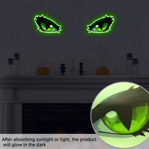Adesivi per occhi verdi luminosi di Halloween su decorazioni da camino al buio