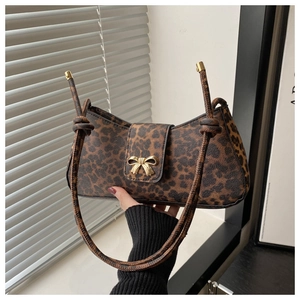 Detailansicht der Hobo-Tasche mit Leopardenmuster, goldener Schleife und Knotengurt