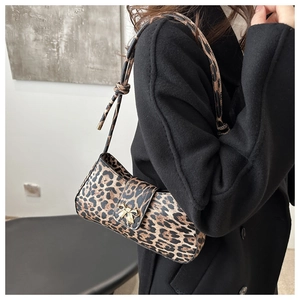 Detailansicht der Schultertasche mit Leopardenmuster und goldener Schleife