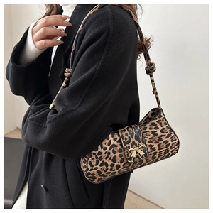 Detail der Schultertasche mit Leopardenmuster, Goldschleife und geknotetem Riemen