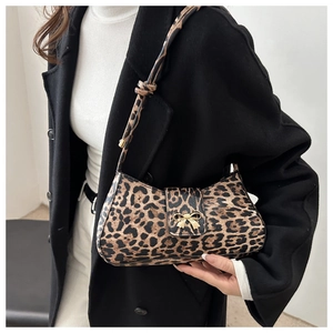 Detail der Schultertasche mit Leopardenmuster und goldener Schleifenschnalle