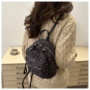 Vue détaillée du sac à dos vintage léopard avec double fermeture éclair sur mannequin