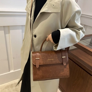 Sac à main bandoulière vintage en cuir marron avec boucle dorée et poignée supérieure