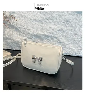 Détail du sac bandoulière blanc en PU avec nœud en métal argenté et fermeture éclair