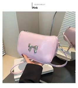 Détail du sac à bandoulière en cuir PU rose avec nœud métallique argenté et fermeture
