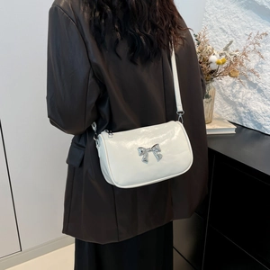 Sac bandoulière chic en cuir verni blanc avec un nœud en métal argenté pour femme