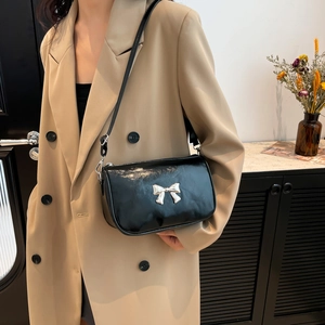 Sac à bandoulière noir brillant avec nœud argenté et sangle croisée minimaliste