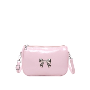 Sac bandoulière en cuir verni rose avec un nœud métallique argenté sur fond blanc pur