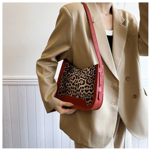Vue détaillée du panneau léopard et du contraste en cuir rouge sur ce sac à bandoulière