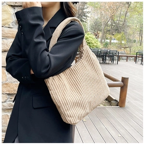 Detalle de la textura de pana de este gran bolso de hombro tipo tote en color beige