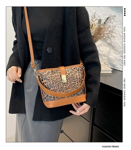 Modische Bucket-Bag mit Leopardenmuster und braunem Leder an einem Model gezeigt