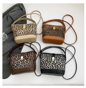 Detailansicht der Bucket-Bags mit Leopardenmuster in Beige, Braun, Dunkelkaffee und Schwarzgrau