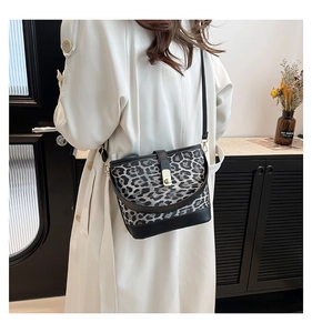 Detail der Bucket Bag mit Leopardenmuster, Lederbesatz und goldenem Metallverschluss