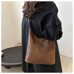Détail du cabas en similicuir marron foncé avec texture plissée pour femme