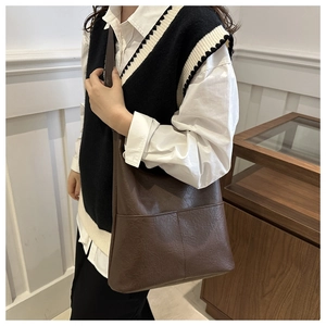 Détail du sac cabas rétro marron avec grandes doubles poches et texture grainée