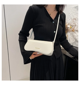 Detalle del bolso de hombro blanco brillante con letras doradas Fashion & Bags