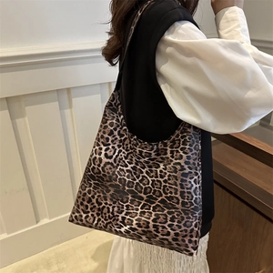 Chic leopard print large tote bag for women, stylish leopard shoulder bag for daily casual use