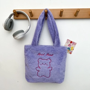 Sac fourre-tout en peluche violette avec broderie ours et texte 'Beat Beat' au crochet