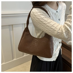 Détail du sac à bandoulière en cuir tressé marron foncé avec motif damier et forme croissant