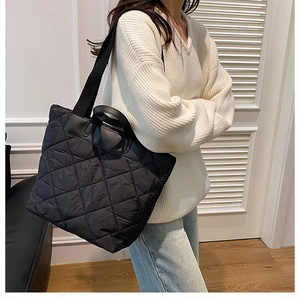Sac fourre-tout noir matelassé avec bandoulières et texture rembourrée légère et souple