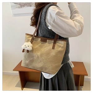 Détail du grand sac cabas kaki vintage avec bandoulières et breloque nuage doux