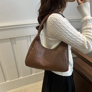 Sac à bandoulière marron à motif tressé de style hobo chic pour femmes actives