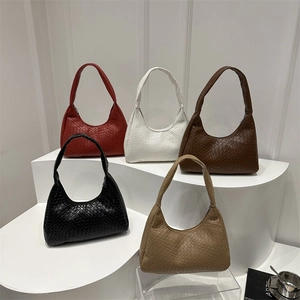 Grand sac hobo tressé pour femme en cinq couleurs tendance avec un design minimaliste
