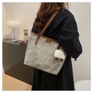 Grand sac fourre-tout texturé avec poignées en cuir et breloque nuage blanc