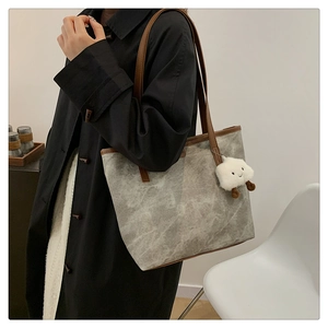 Détail d'un grand sac cabas avec motif marbre et charmant pendentif nuage en peluche