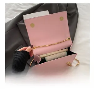 Détails de l'intérieur d'un sac rose en cuir avec espace pour smartphone et accessoires