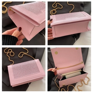 Détails du sac bandoulière rose en similicuir avec panneau scintillant et chaîne dorée