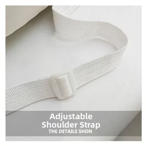 Gros plan sur la bandoulière réglable blanche avec texture tissée et boucle en plastique