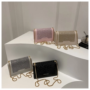 Détail de sacs à bandoulière pailletés en quatre couleurs avec chaînes dorées et logo