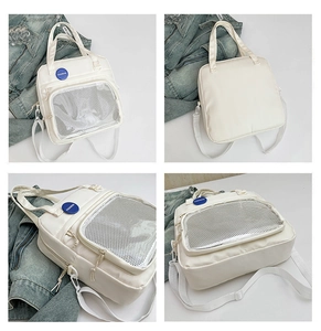 Detalle de bolso de nailon blanco con bolsillo de malla transparente y placa azul de moda