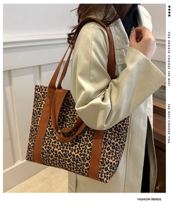 Sac fourre-tout en toile léopard avec larges bandoulières pour un style décontracté