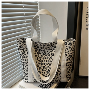 Vue détaillée du grand sac cabas en toile avec imprimé léopard noir et blanc et anses larges