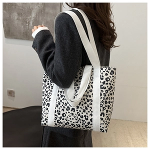 Détail du grand sac cabas avec imprimé léopard noir et blanc et anses en toile