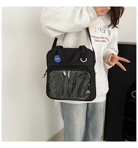 Detalle de bolso tote de nailon negro con bolsillo de PVC para mostrar pines