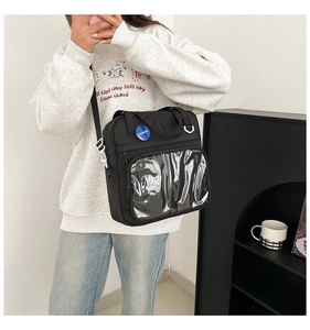 Detalle del bolso de lona negra con ventana de PVC transparente y correa ajustable
