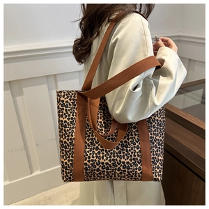 Sac fourre-tout en toile à imprimé léopard avec larges bandoulières marron et grand volume