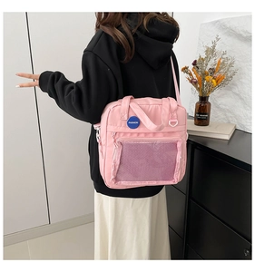 Detalle del bolso rosa con bolsillo de malla y correa ajustable para el hombro