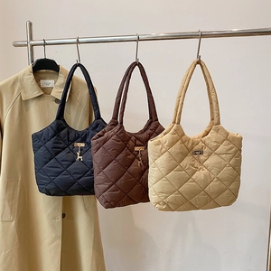 Sacs cabas matelassés en noir, marron et beige avec pendentifs dorés en forme de cerf