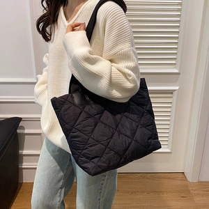 Grand sac cabas matelassé noir pour femme, style décontracté parfait pour l'hiver