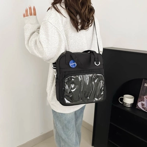 Bolso tote negro de nailon con ventana de PVC y distintivo de moda azulado