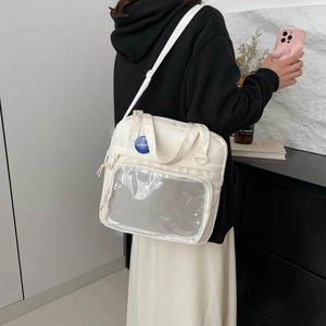 Bolso bandolera crema con bolsillo transparente y placa de moda en entorno minimalista
