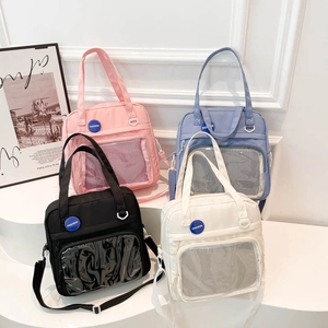 Bolsos transparentes minimalistas en rosa, azul, negro y blanco en soporte blanco