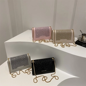 Sacs à bandoulière chic à paillettes en quatre couleurs sur un présentoir minimaliste