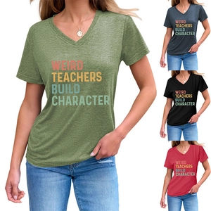 Detailansicht von Damen-T-Shirts mit V-Ausschnitt in verschiedenen Farben und Slogan-Print