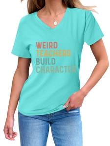 Detail eines mintgrünen T-Shirts mit V-Ausschnitt und Weird Teachers Aufdruck