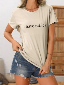 Détail d'un t-shirt beige à col rond avec impression du texte i have rabies en noir